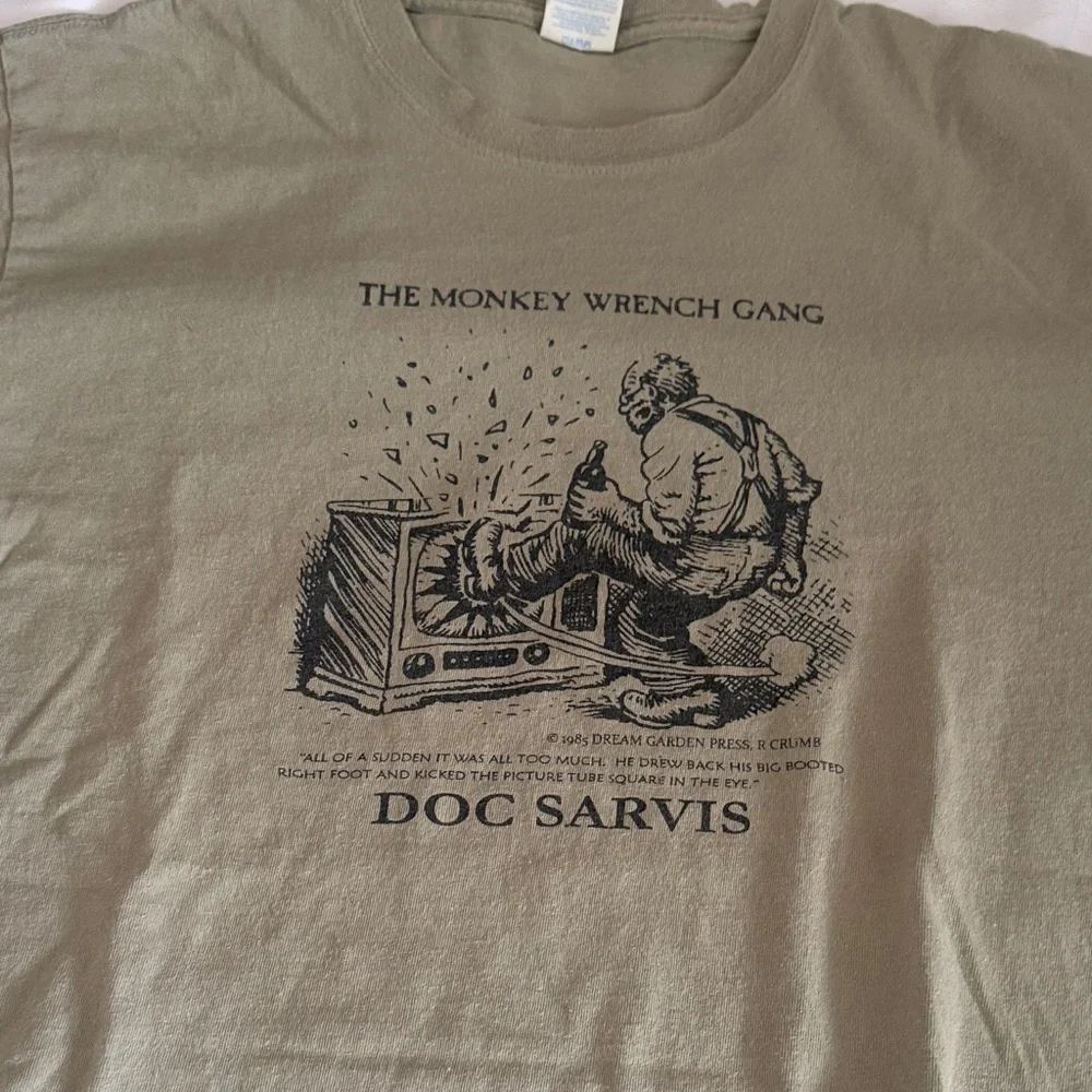 Port and Company Olive Green 'The Monkey Wrench Gang' Doc Sarvis Graphic Tee - Picture 7 of 7